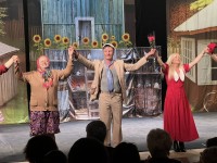 Вчера 300 членов нашего профсоюза окунулись в мир театра!