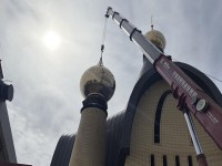 Строители «Гродножилстрой» продолжают монтаж куполов храма Рождества Христова в Гродно